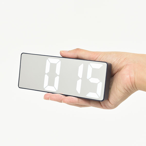BRUNO製のミニマルなアラーム機能付き電子置時計