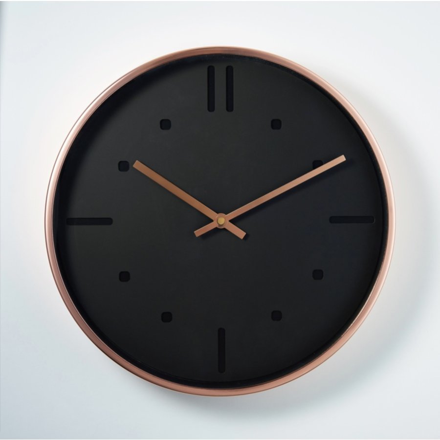 スッキリとしたミニマルスタイルながらしっかり時間も把握できる汎用デザインの洗練された壁掛け時計