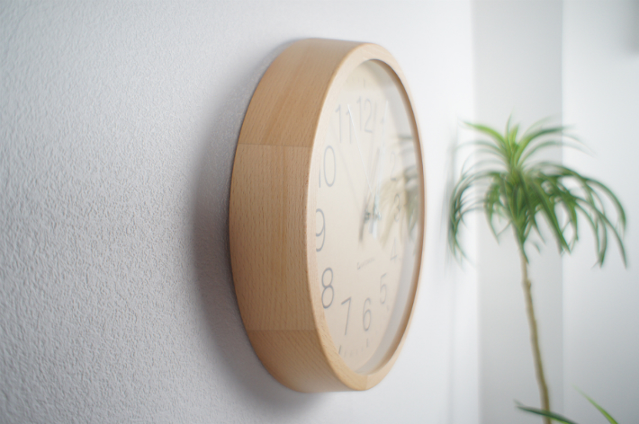 電波時計対応の木製壁掛け時計
