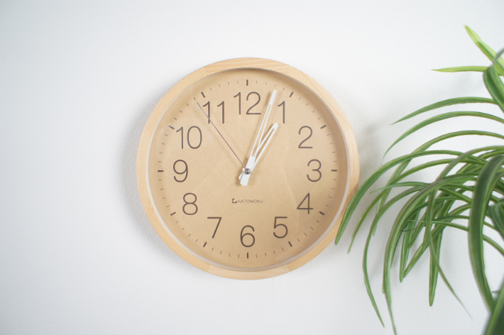 シンプルな木製壁掛け時計