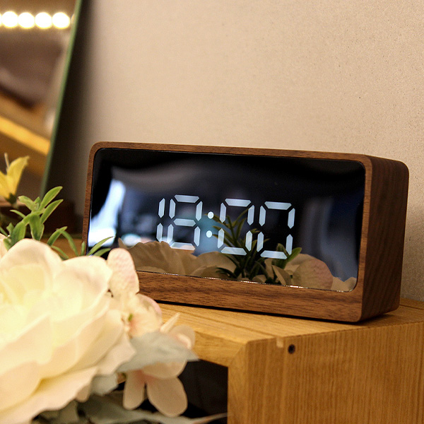 鏡に浮かび上がる木製デジタル置時計＜Mirror Clock＞
