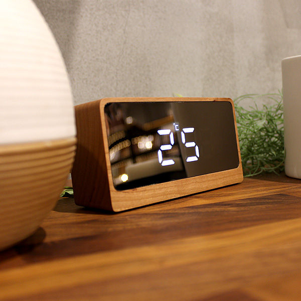 名入れも可能な木製デジタル置時計