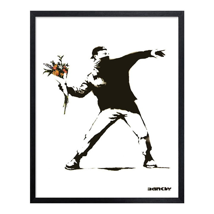 暴力よりも愛を語れ。シンプルな額縁も付いたバンクシーの「花束を投げる男（Love is in the Air）」のアートポスター