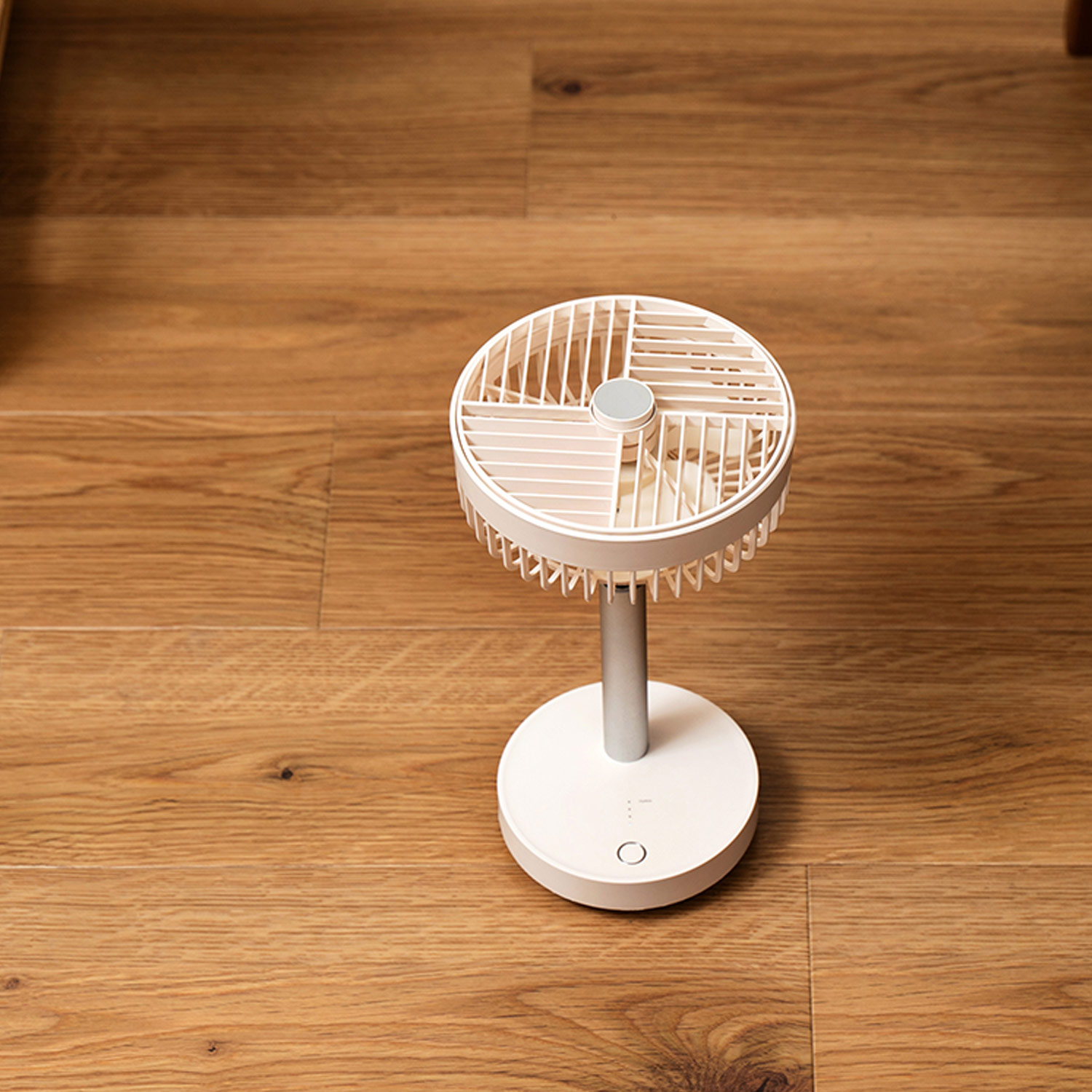 首振りも可能、USB充電式でコードレスな卓上用の小型扇風機