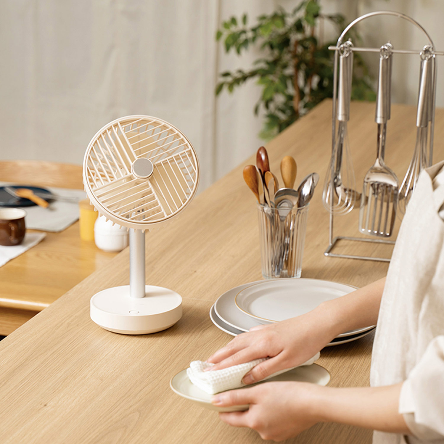 コンパクトでパワフル！首振りも可能、USB充電式でコードレスな卓上用の小型扇風機