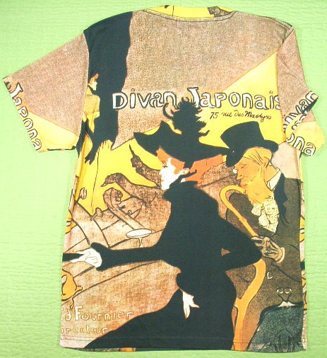 着こなしたいアートがある。ロートレックの「ル・ディヴァン・ジャポネ」を全面に描いたデザインTシャツ