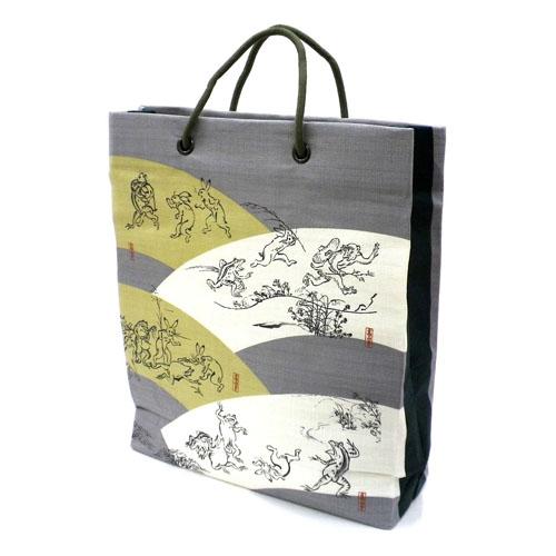 国宝の絵巻物の鳥獣戯画をプリントした使いやすい縦型のショッピングバッグ