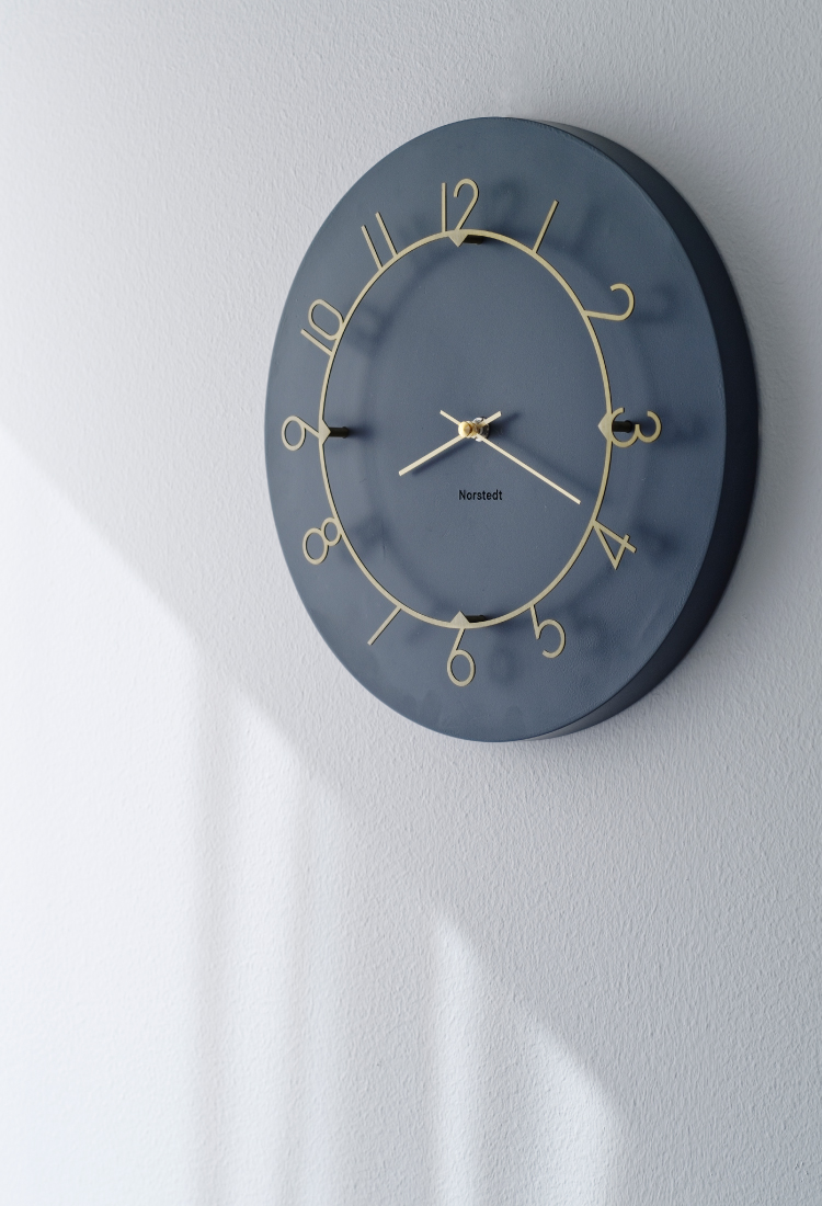 数字部分が浮いていて、光が当たると影が出来るモダンでミニマルなデザインの壁掛け時計・Luu