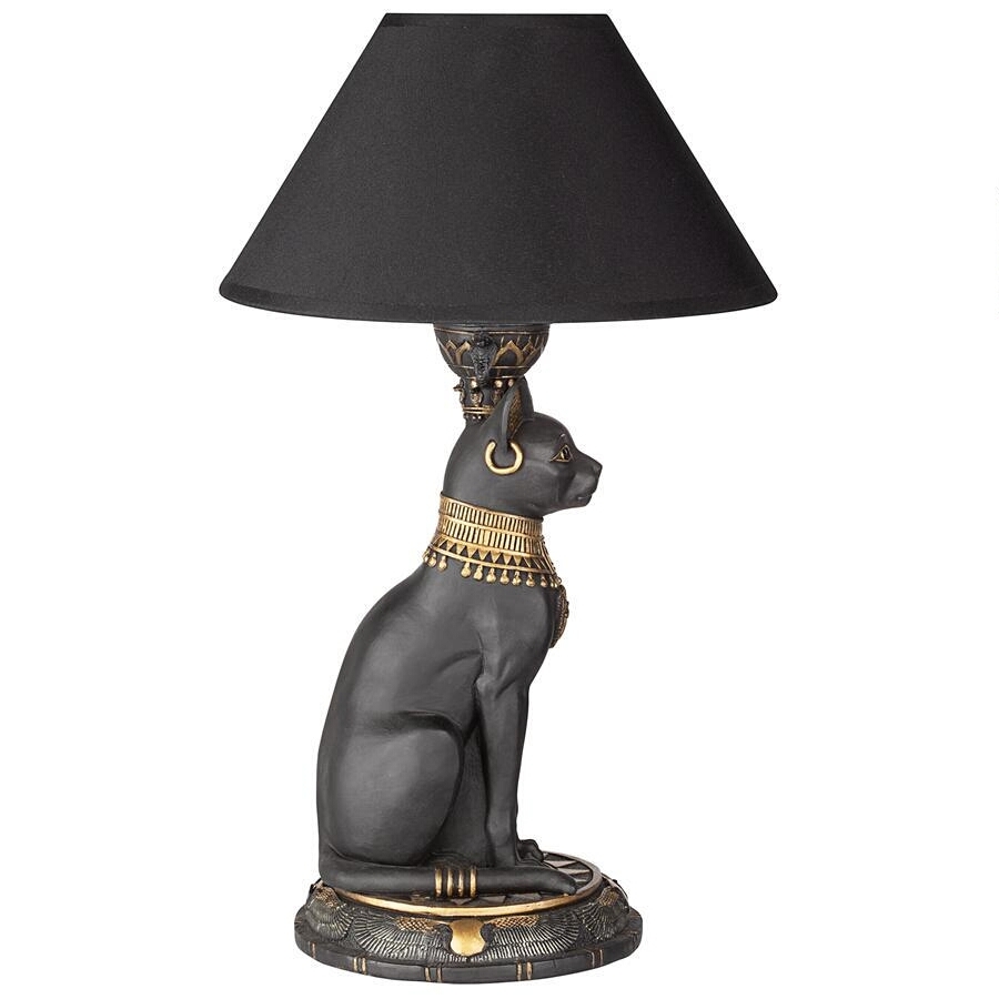 バステト神は、黒い身体で耳が尖った猫の姿で表され、首には黄金の首飾りと金のスカラベが施されています。