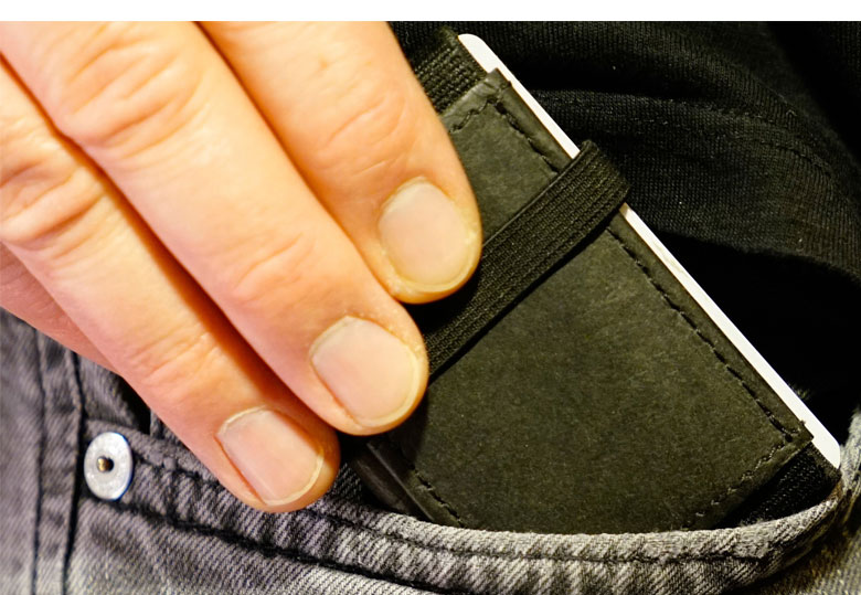 ヴィーガン向け革素材で作られるドイツのANDERS＆KOMISCH製の、小銭や札、カードや鍵まで入る超コンパクトなミニマル財布