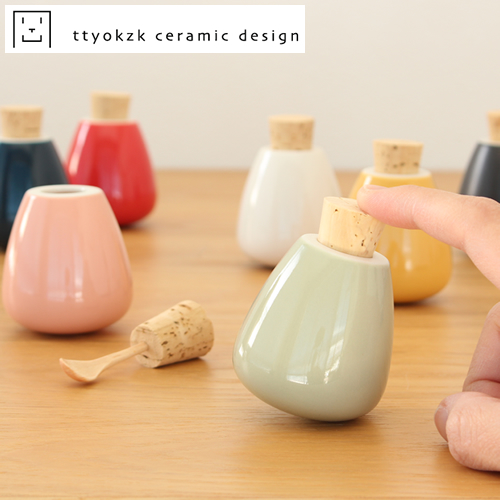 ttyokzk ceramic designによるデザインの、蓋のコルクに匙が付いている小振りで可愛いスパイスケース・swing