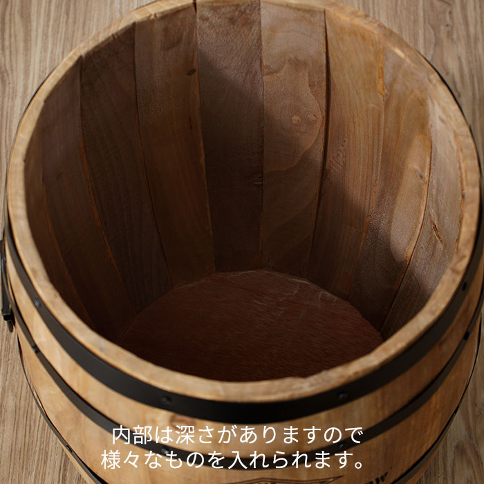 蓋つきの木製樽型スツール、ワイルドでアメリカンなスタイルではありながらも、使い勝手はシンプルで使いやすいのが特徴