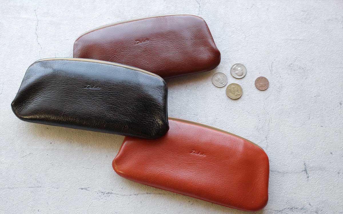 天然牛革を素材に熟練の職人が仕立てたDakota製のシンプル且つ上品でモダンなガマ口財布