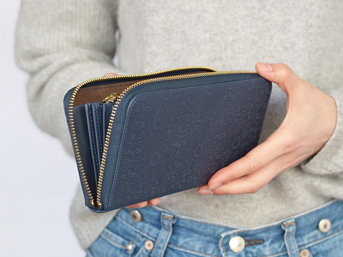 モリス柄でデザインされたシックなカラーラインナップで大人の女性に人気の牛革製長財布