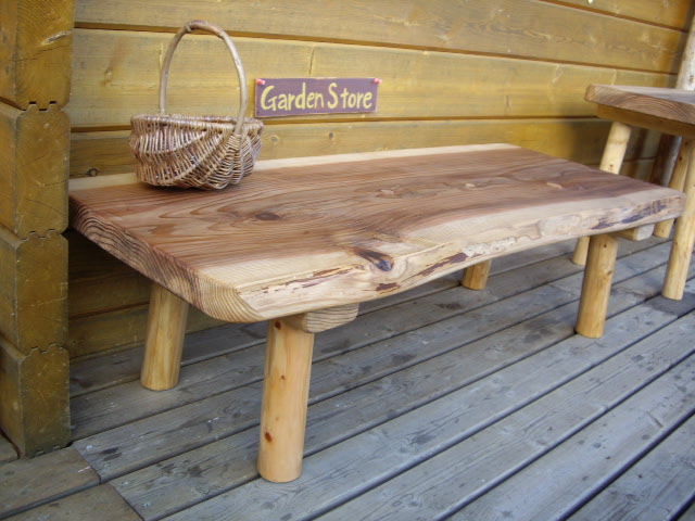 天然杉の1枚板で作られた極厚木製ローテーブル