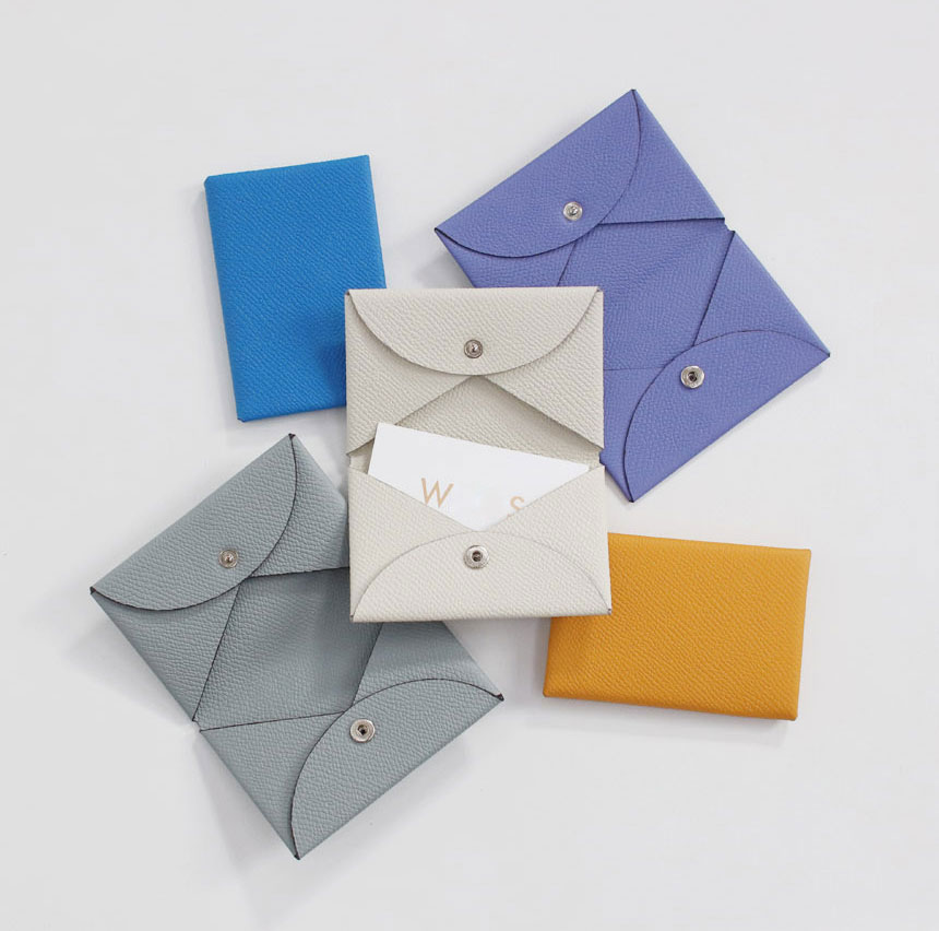 柔らかいタッチ感とほのかなパターン、16色もの多彩なカラーラインナップが魅力な本牛革製の名刺カードケース