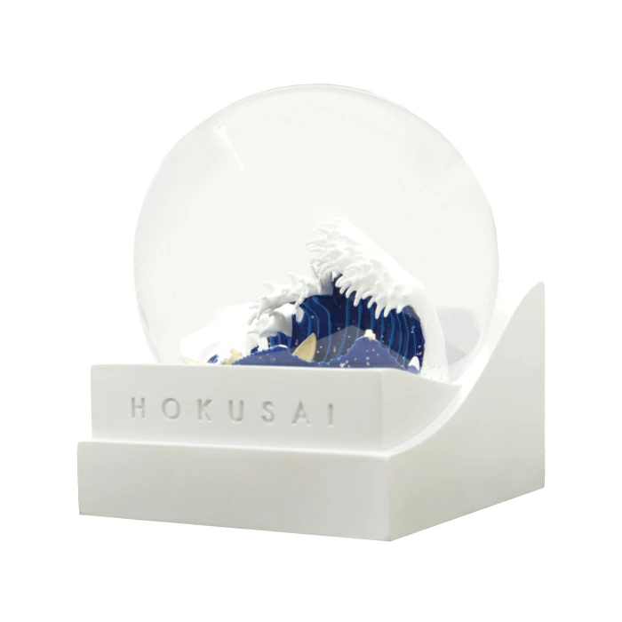 北斎の「神奈川沖浪裏」を元に作られたスノードーム＜SNOWGLOBE HOKUSAI＞