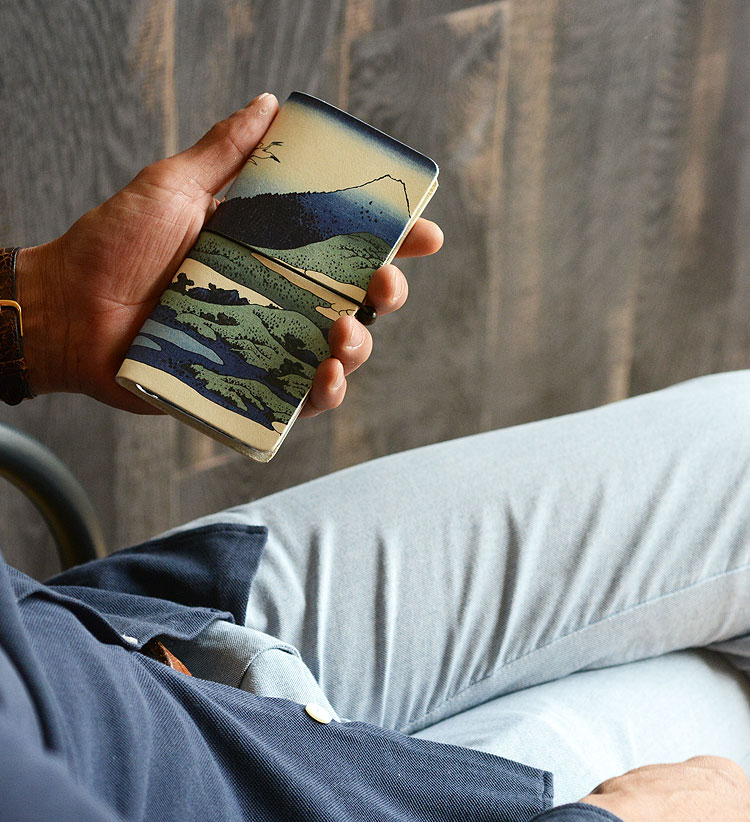 皮の質感を残した「相州梅澤庄」デザイン手帳型スマホケース・カメラ穴付き