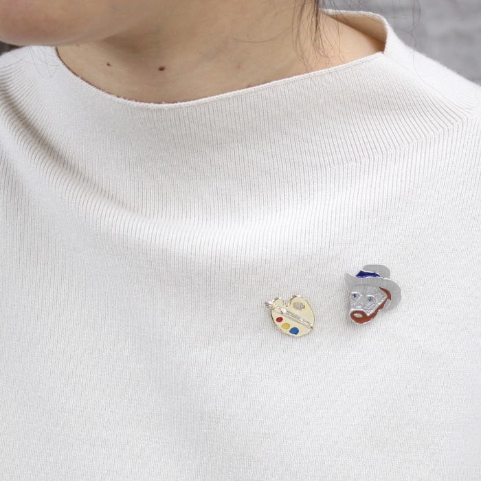 このブローチはピンバッヂタイプになっていて好きな場所に付けられるので使い勝手も抜群