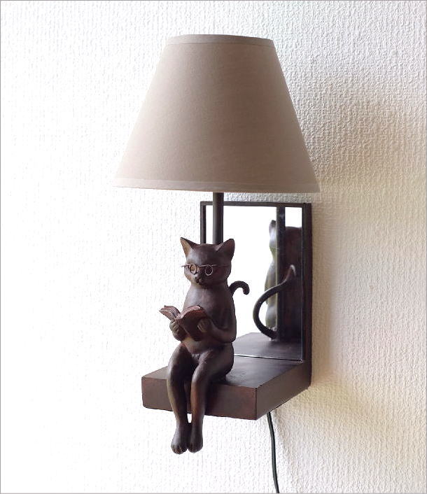 読書するメガネをかけた猫が可愛い、遊び心と実用性を兼ね備えたデザインの猫のオブジェ付き壁掛けフロアランプ