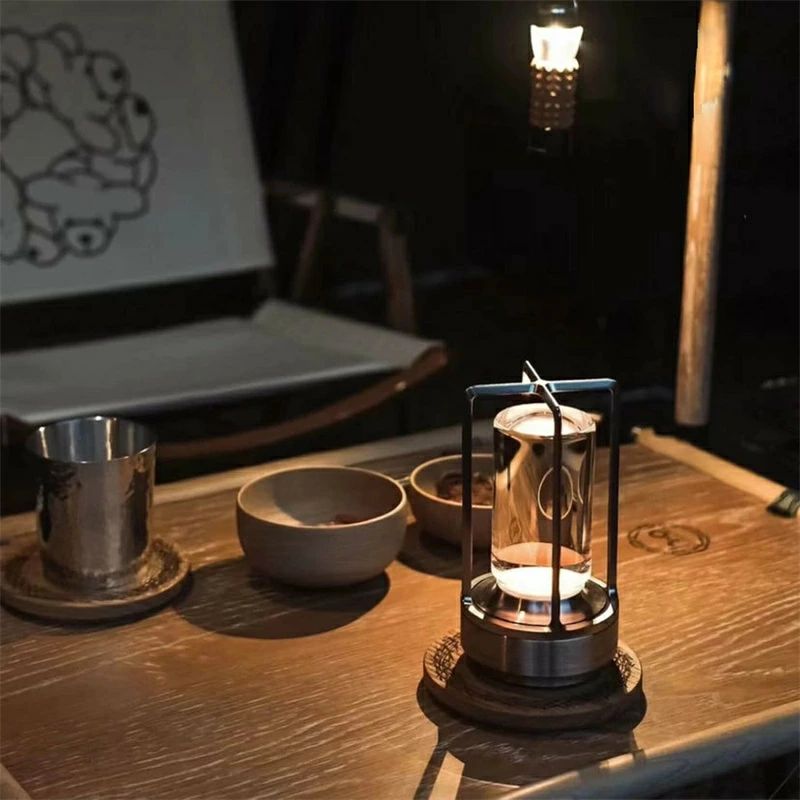 洗練されたモダンデザインでコードレスな卓上LEDランプ
