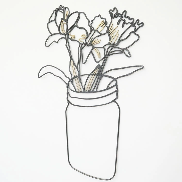 「花瓶に生けられた花」を描いたようなデザインのアイアンワイヤー製の壁飾り/ウォールデコ