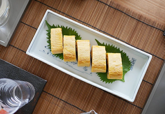 食卓に遊び心を。洸琳窯×鳥獣戯画の有田焼長角皿で、いつもの料理をアートに