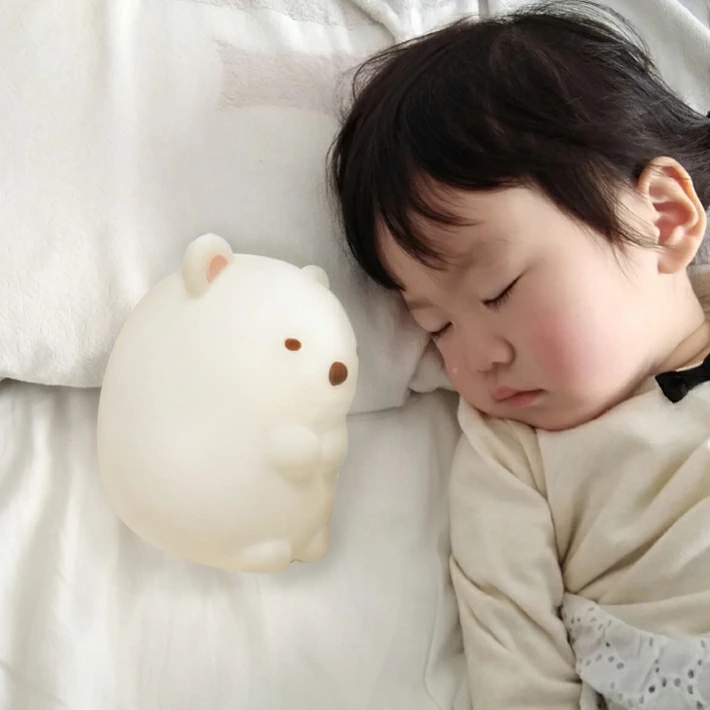 枕元にもデスクにもなじむサイズ感