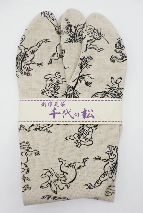 鳥獣戯画のウサギとカエルをモチーフにした4枚コハゼの千代の松製の和服向け足袋