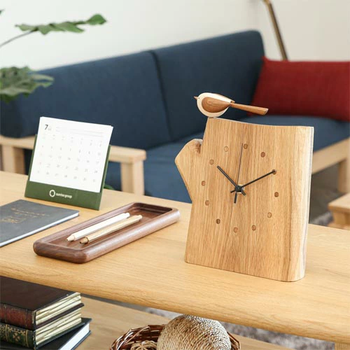 北海道・旭岳山麓の工房「クラフト蒼」で作られた、木そのもののシルエットに木製のシマエナガを添えた壁掛けも可能な木製時計