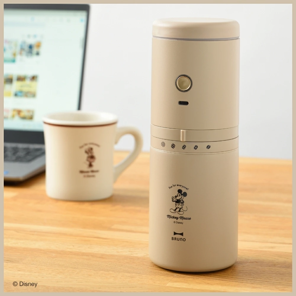 BRUNO×DISNEYデザインの、ミッキーがミニマルにワンポイント入った充電式パーソナル電動ミル