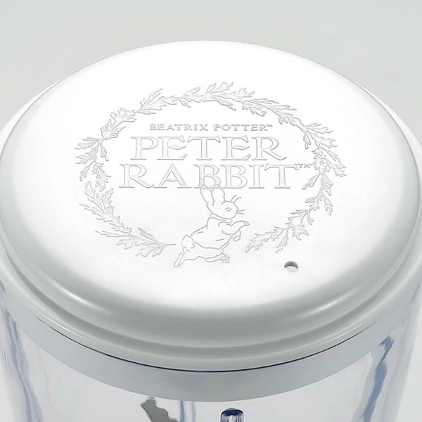 本体側面だけでなく、蓋にもピーターラビットの美しいロゴがエンボス加工で施されています