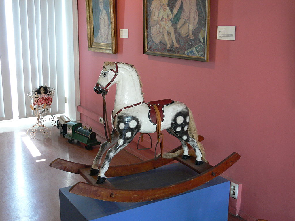 ベルリン博物館展示の古い揺り木馬