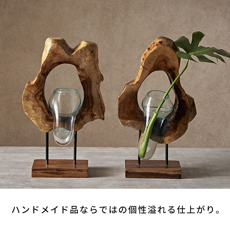 熱いガラスが木の凹凸に沿って自然に流れ落ちていくその瞬間こそが、このアート作品が唯一無二となる理由