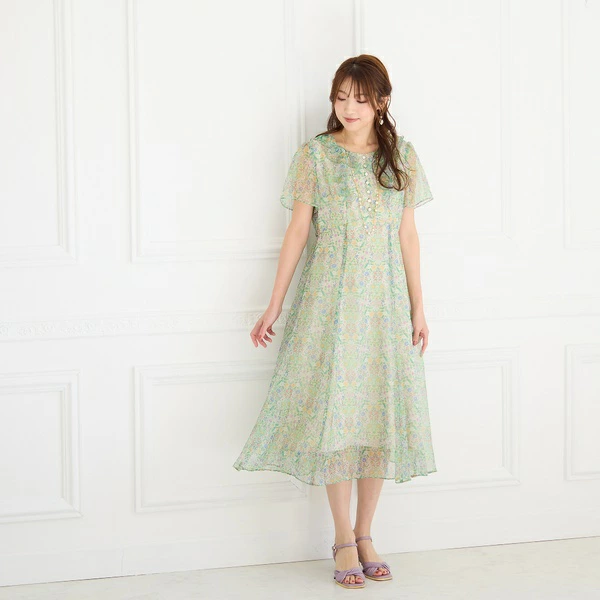 ウィリアム・モリスの様式美をベースにクラシカルな小花柄に仕上げた22fabric製のワンピース