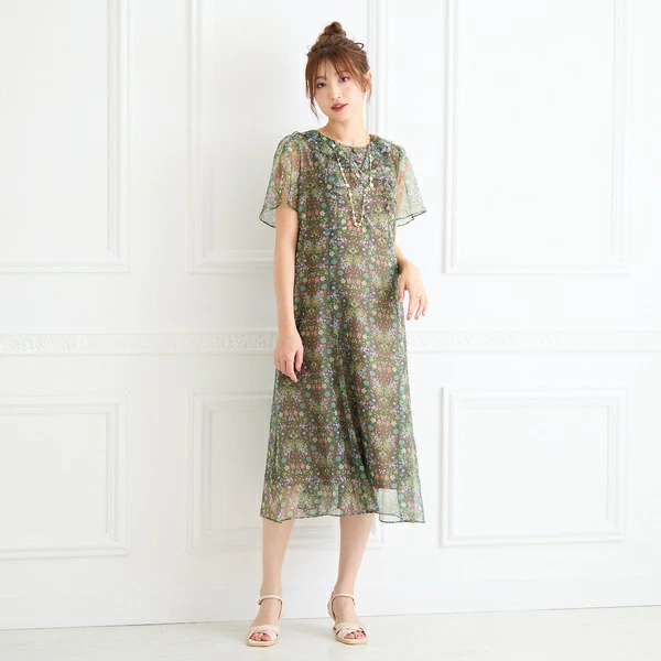 クラシカルな小花柄に22fabricならではの鮮やかで独創的な色彩が加わることで、まるで絵本の中から飛び出してきたかのような、ファンタジックな世界観が表現