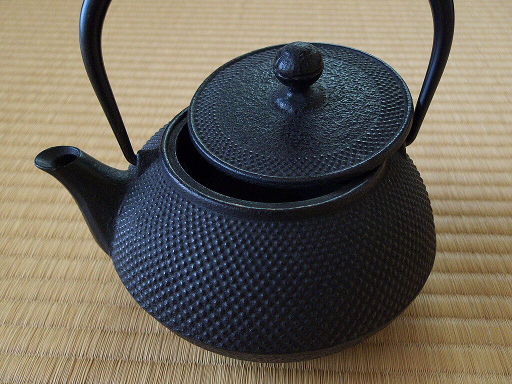 南部鉄器の鉄瓶。これで湯を沸かすだけで鉄分を多く含んだ煮沸水が出来る。