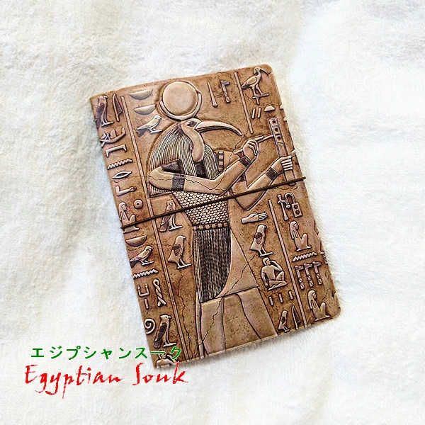 古代エジプトのトト神とヒエログリフを表紙に立体的に表現したエジプシャンなパスポートカバー　