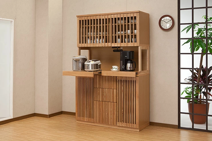 タモ無垢材を贅沢に使用した縦格子扉仕上げの純和風デザインな木製キッチンボード