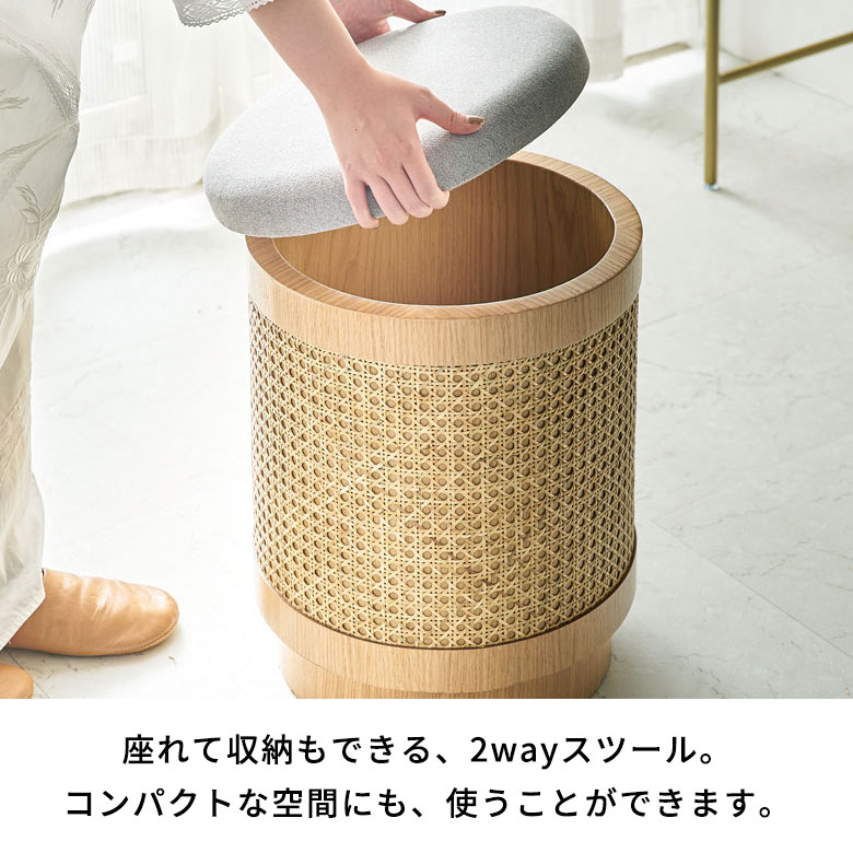 Tilemのスツールならリビングで散らかりがちなブランケットや雑誌、子どものおもちゃなどを座面の下にすっきりと収納