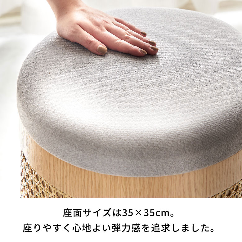 Tilemのスツールに実際に座ってみるとわかる、その心地よい弾力感