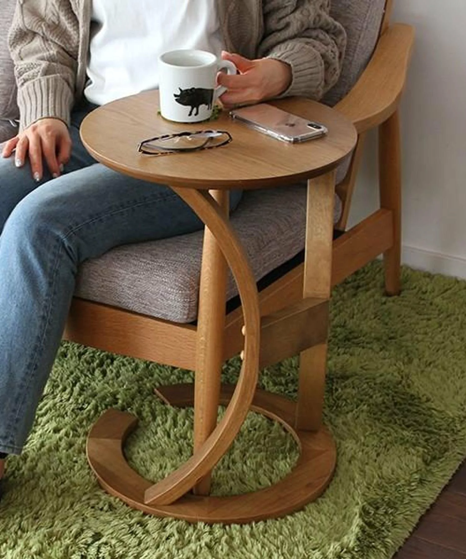 デッドスペースを活かす!LOTUSのC型脚の画期的な機能性