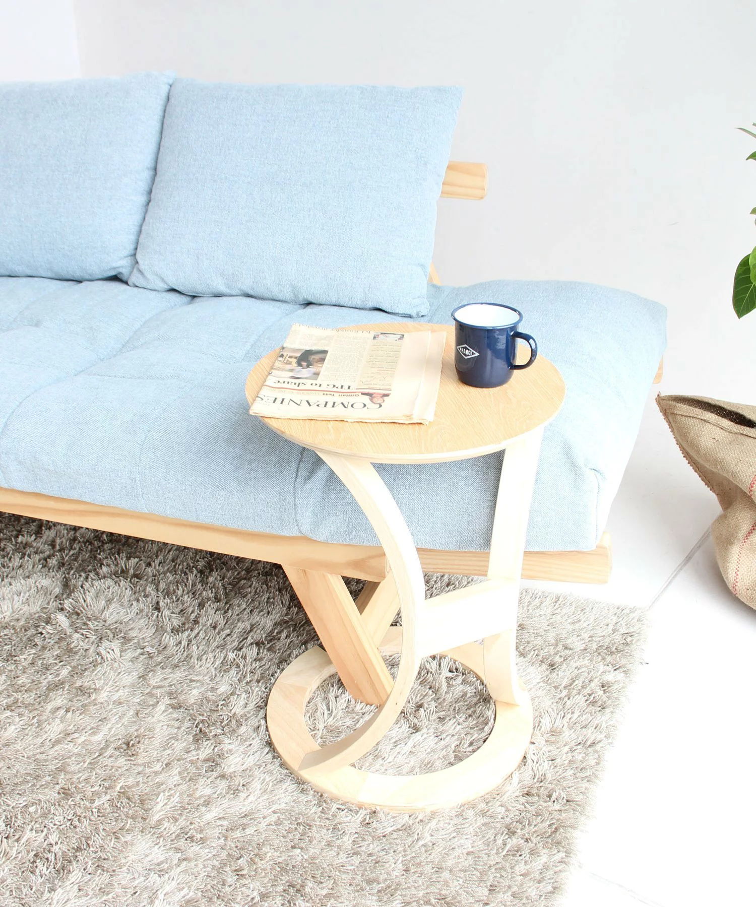 LOTUSサイドテーブルのC型の脚は、ソファの脚やベッド脚などを通して下にすっぽりと収まるよう考えてデザイン