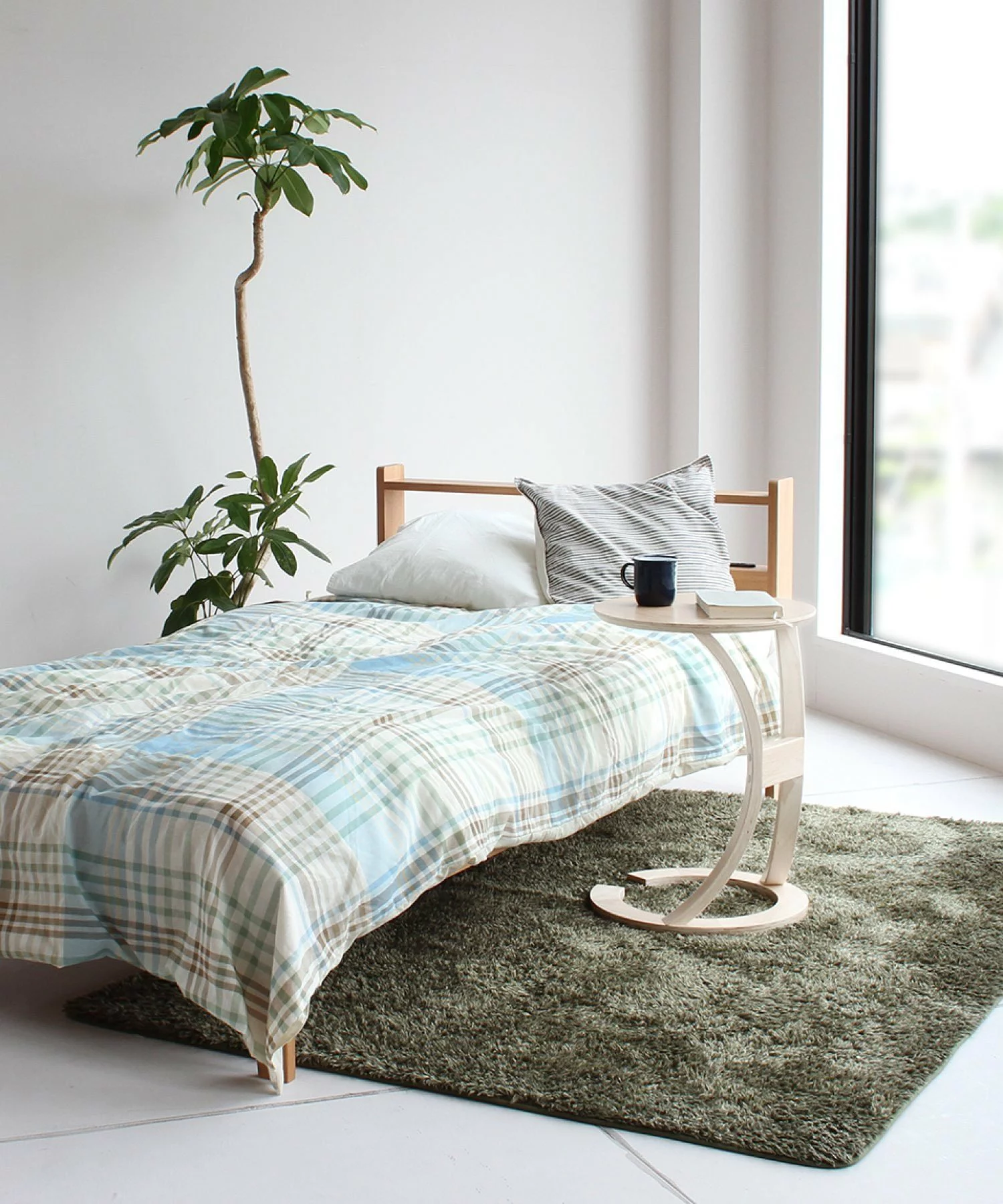 柔らかい曲線のシルエットと自然な木目が美しい studio CLIP取り扱いのLOTUSサイドテーブル