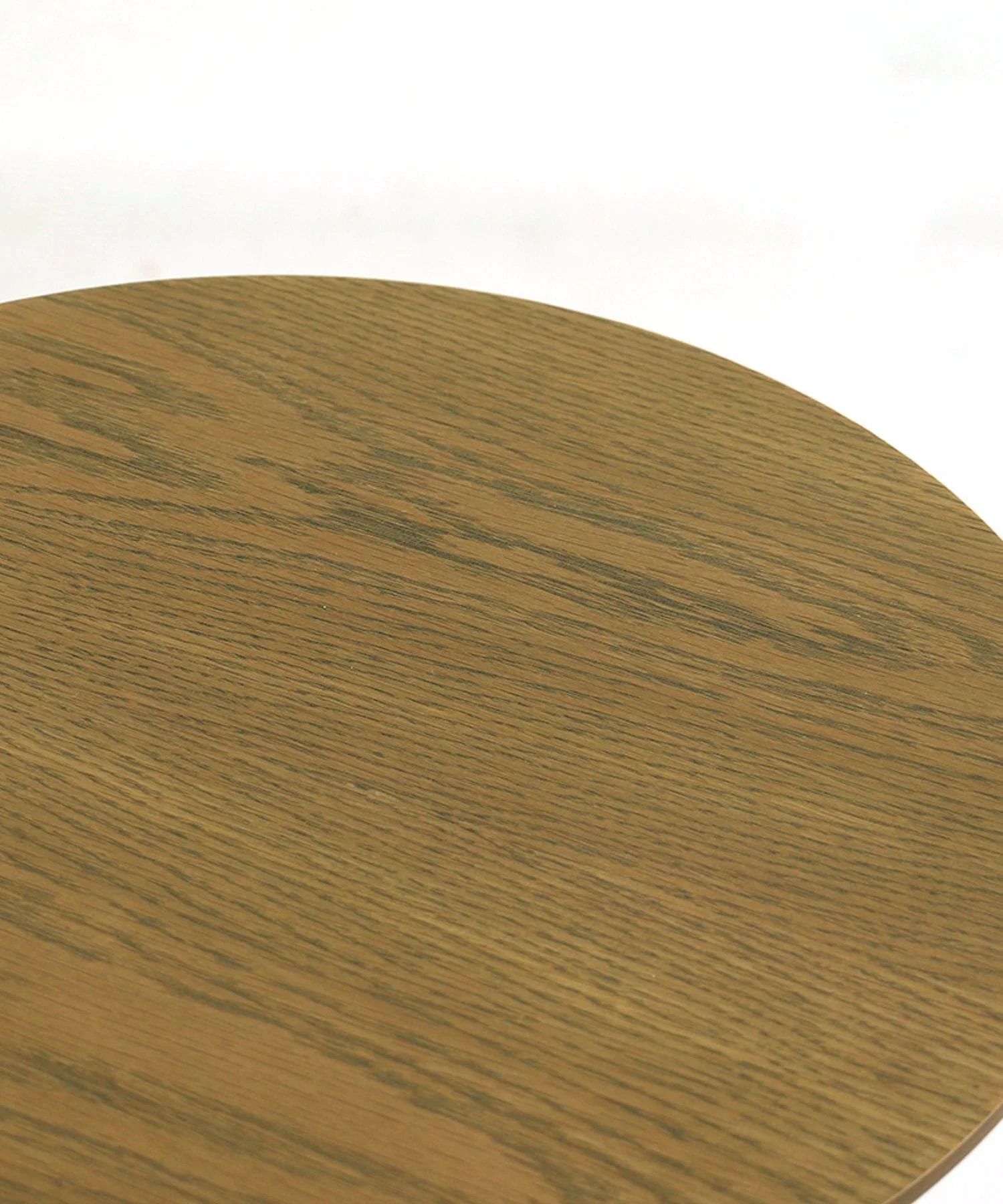 木目の濃淡や節の跡、わずかな凹凸など、その全てが、このLOTUSサイドテーブルだけの個性となり、あなたの部屋に温かみと生命感をもたらします