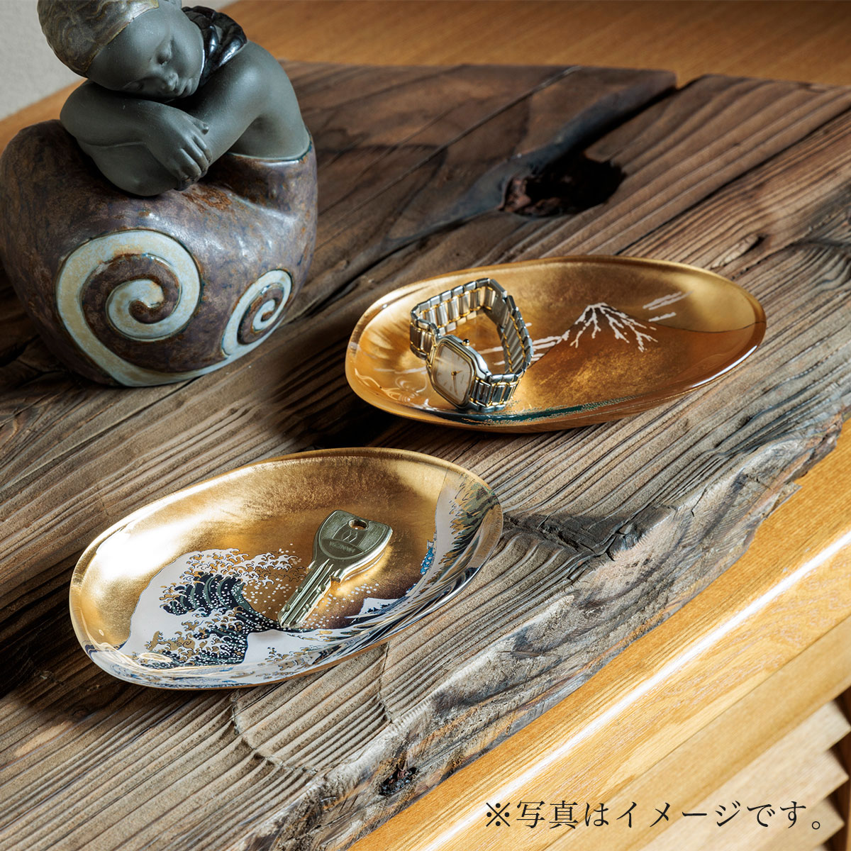 葛飾北斎名画の「箔一」金沢箔ガラストレー