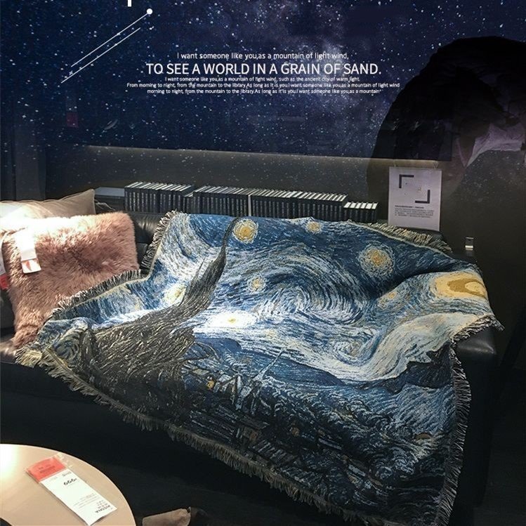 ゴッホの描いた「星月夜」をモチーフに全面でデザインされたアートなブランケット