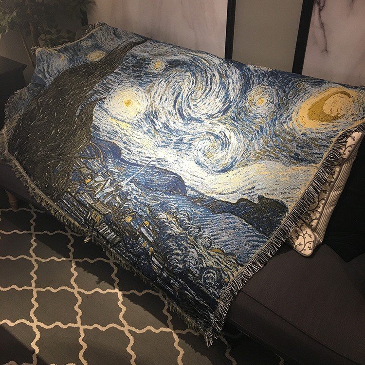 お部屋の印象を大きく左右するソファに、この「星月夜」のブランケットをかけるだけでリビングがまるで美術館のラウンジのように