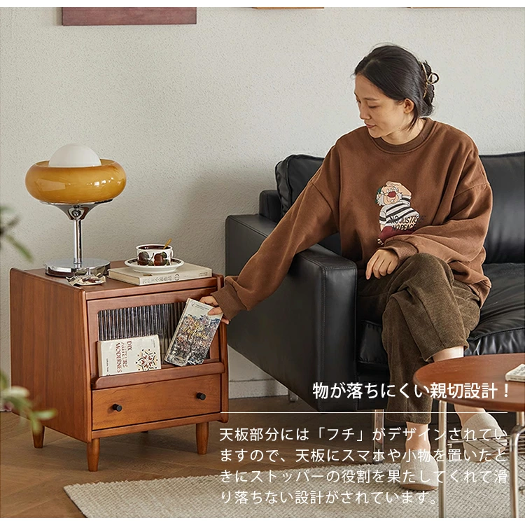 無垢材は接着剤などで板を貼り合わせた合板とは異なり天然のツゲ木材をそのまま使用