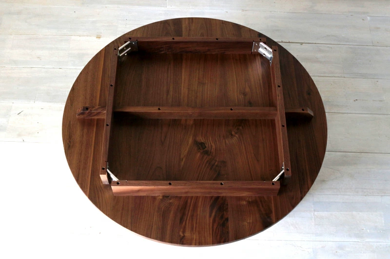 角が無いテーブルはどこに座っても均一の同じ環境でテーブルを囲う全員の顔が見やすく、上下も無くみんな平等で話しやすい構図